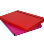 Teczka skrzydłowa lakierowana z gumką A4, szer. 2 cm. Mix kolorów. *3005*