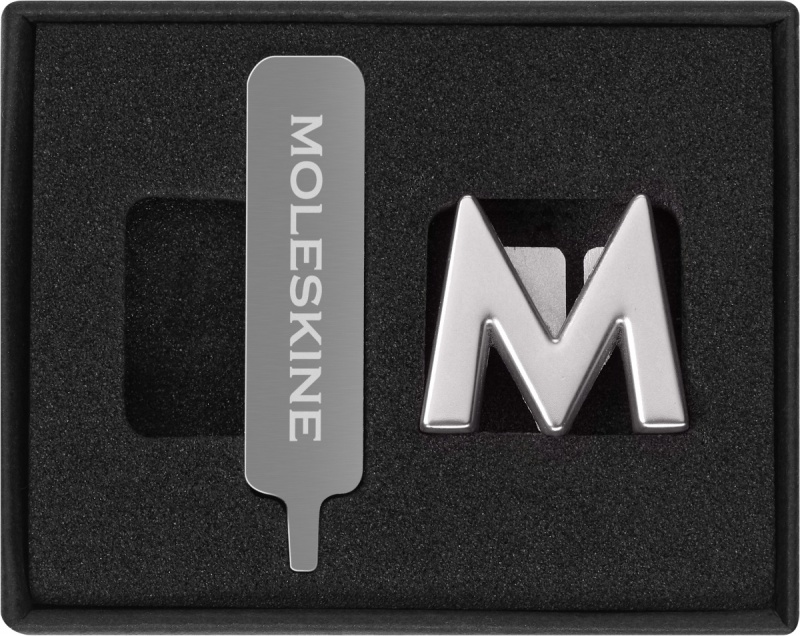 380489-396331-przypinka_moleskine_m_srebrna-800w-1 Przypinka MOLESKINE M, srebrna - obrazek 1