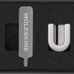 Przypinka MOLESKINE U, srebrna