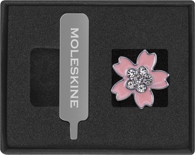 380638-396338-przypinka_moleskine_sakura_pin_crystal_flowe-800w-1 Przypinka MOLESKINE Sakura Pin Crystal Flower 2025, różowa - obrazek 1