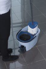 Zestaw VILEDA PROFESSIONAL UltraSpin Mini, wiadro z wyciskarką i podstawą mopa, niebieski - obrazek 2