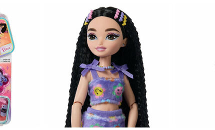 Lalka Barbie Dream Besties Renee na wrotkach JFX99 MATTEL