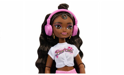 Lalka Barbie Dream Besties Brooklyn na wrotkach JFX97 MATTEL